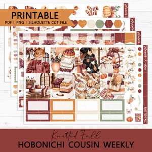 以下が含まれることがあります： Knitted Fall Hobonichi Cousin Weeklyと題された印刷可能なプランナーステッカーセット。カボチャ、ニットセーター、居心地の良いインテリア、秋の紅葉、デイリープランナーラベルなど、秋をテーマにしたイラストがコレクションされています。