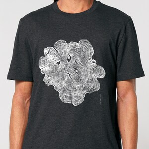Op de afbeelding: Een donkergrijs T-shirt met een witte print van een boomringpatroon.