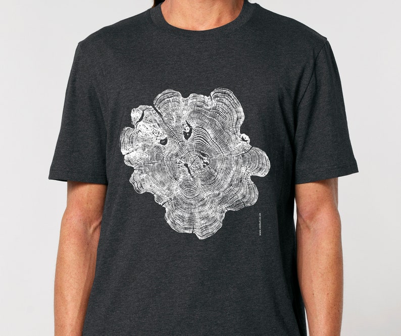 Op de afbeelding: Een donkergrijs T-shirt met een witte print van een boomringpatroon.
