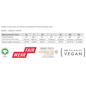 Op de afbeelding: Maattabel voor unisex T-shirts met maten in inches en centimeters. De tabel toont maten van XS tot 3XL. De tabel bevat ook de certificeringen "Fair Wear", "Oeko-Tex Standard 100" en "PETA Approved Vegan".