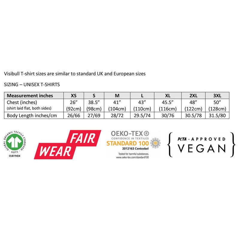 Op de afbeelding: Maattabel voor unisex T-shirts met maten in inches en centimeters. De tabel toont maten van XS tot 3XL. De tabel bevat ook de certificeringen "Fair Wear", "Oeko-Tex Standard 100" en "PETA Approved Vegan".