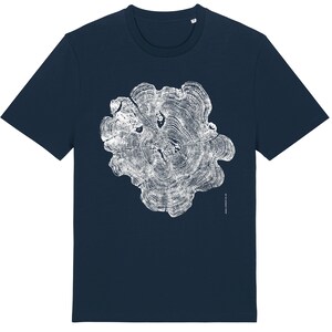 Op de afbeelding: Een donkerblauw t-shirt met een witte print van een dwarsdoorsnede van een boomstam. De print toont de jaarringen van de boom.