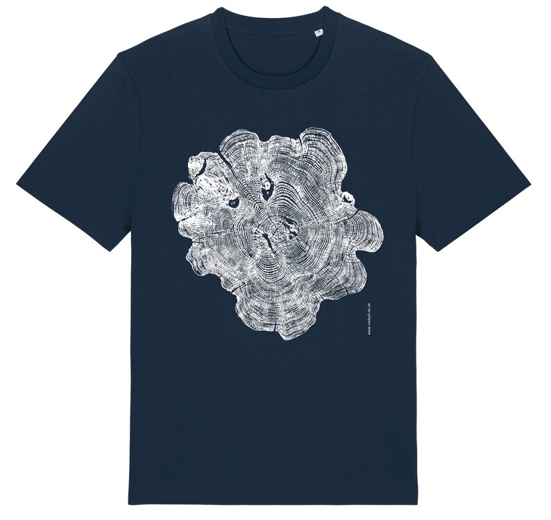 Op de afbeelding: Een donkerblauw t-shirt met een witte print van een dwarsdoorsnede van een boomstam. De print toont de jaarringen van de boom.