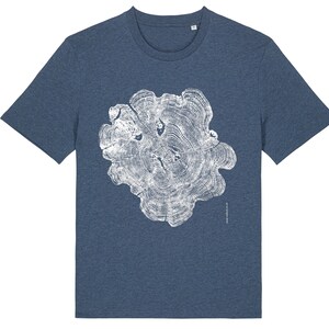 Op de afbeelding: Een blauw t-shirt met een witte print van een boomringpatroon.