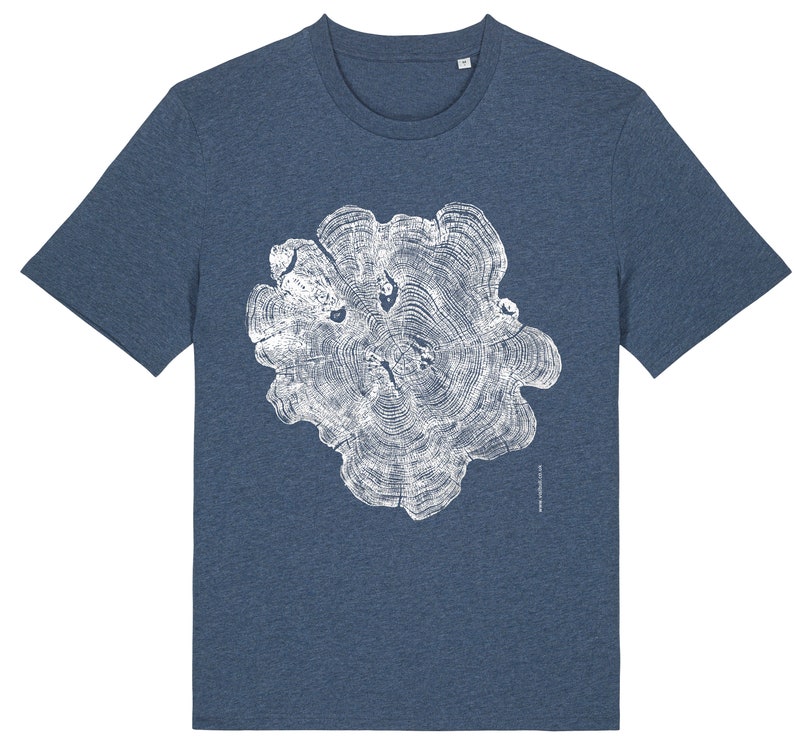 Op de afbeelding: Een blauw t-shirt met een witte print van een boomringpatroon.