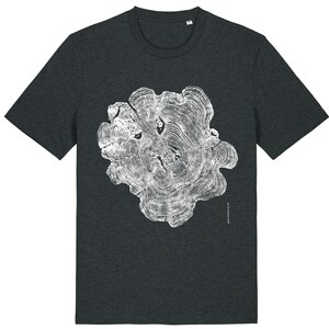 Op de afbeelding: Een donker grijs t-shirt met een witte print van een dwarsdoorsnede van een boomstam. De print toont de jaarringen van de boom.