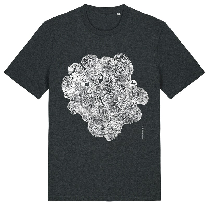 Op de afbeelding: Een donker grijs t-shirt met een witte print van een dwarsdoorsnede van een boomstam. De print toont de jaarringen van de boom.