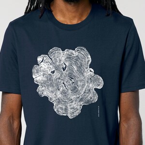 Op de afbeelding: Een donkerblauw t-shirt met een witte print van een boomringpatroon.