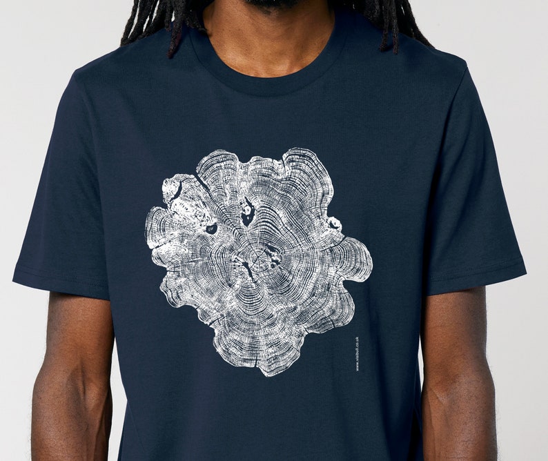 Op de afbeelding: Een donkerblauw t-shirt met een witte print van een boomringpatroon.