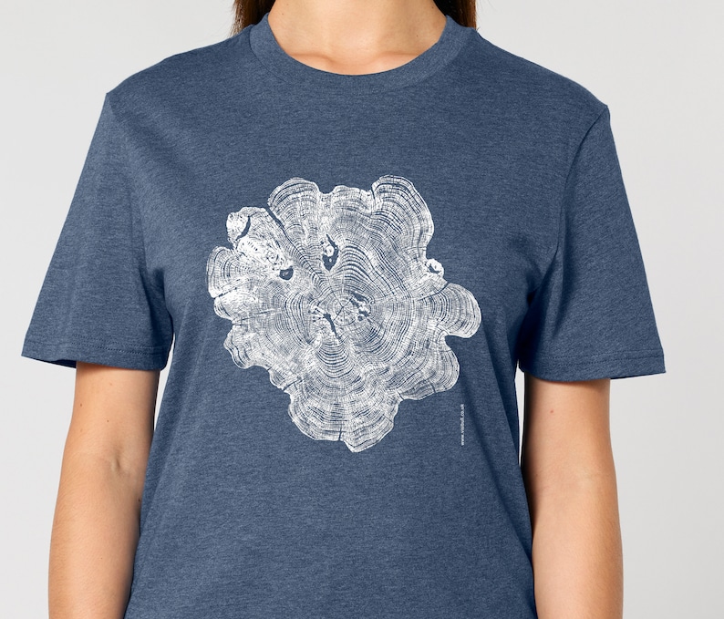 Op de afbeelding: Een blauw t-shirt met een witte print van een boomringpatroon.