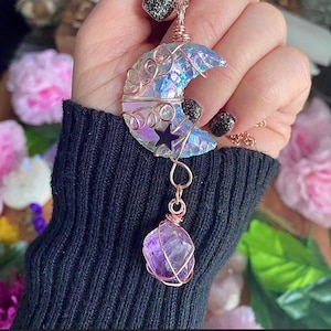 Collana spirituale con ciondolo a forma di mezzaluna con ametista grezza e aura angelica / regalo con collana avvolta in filo