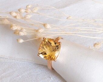 Rose gold-plated silver solitaire ring set with a cushion citrine