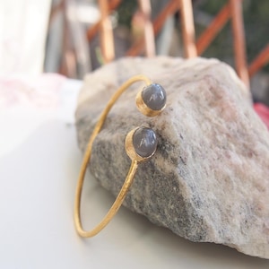 Gold-plated silver bangle bracelet with gray moonstone cabochon