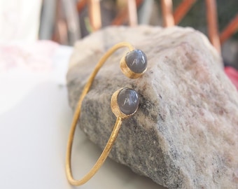 Open bangle bracelet in gold-plated silver and gray moonstone cabochon