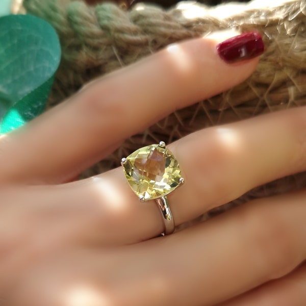 Bague Solitaire argent rhodié et quartz lemon coussin