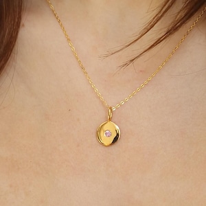 Necklace chain and pendant medallion in gold-plated silver and pink sapphire