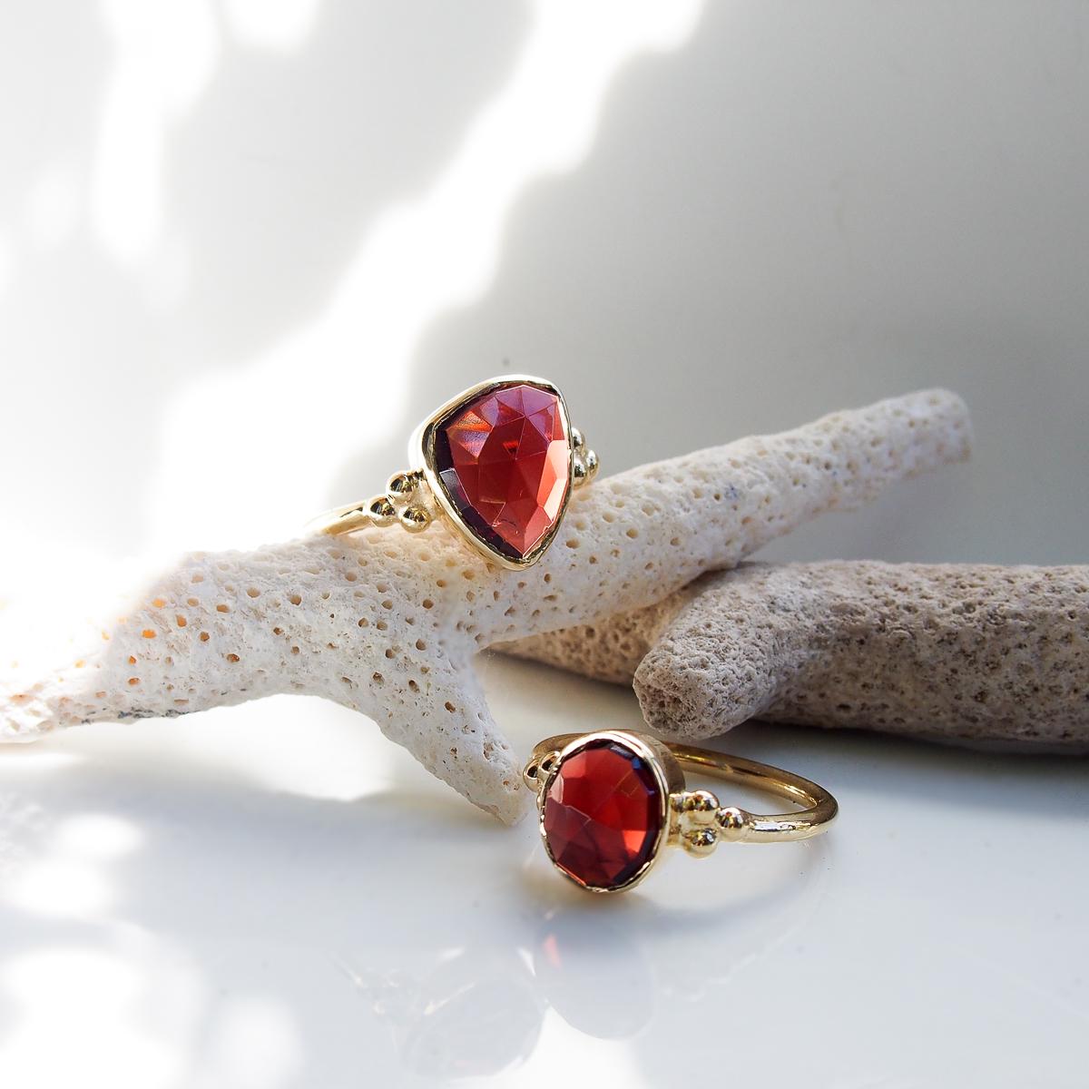 Bague Plaqué Or Avec Pierres Rouges Et Strass - Motif Feuilles, Occasion, Sans Marque