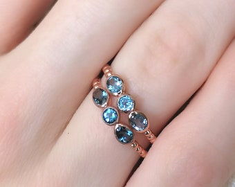 Mini women&#39;s ring in silver and rose gold set with 3 blue London topazes