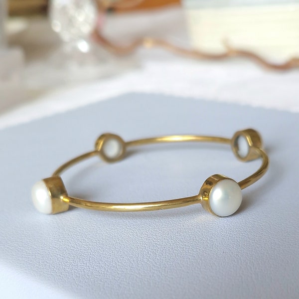 Bracelet jonc laiton doré serti de 4 perles blanches rondes