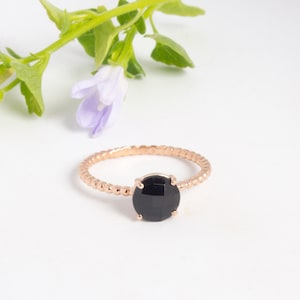Anello in argento placcato oro rosa con spinello nero taglio briolette rotondo