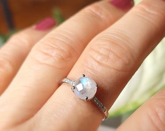 Solitaire ring for women in 925/1000 rhodium-plated silver and round briolette-cut moonstone