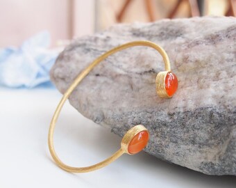 Open bangle bracelet in gold-plated silver and cabochon carnelian