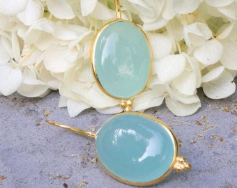 Goud zilver en chalcedoon aqua (watergroen) ovale cabochon oorbellen