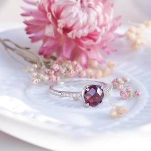 Anello solitario in argento 925 rodiato con granato rosso e diamanti