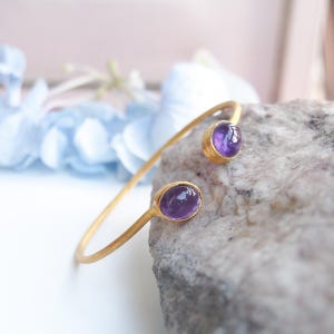 Open bangle bracelet in silver, yellow gold plated and amethyst cabochons