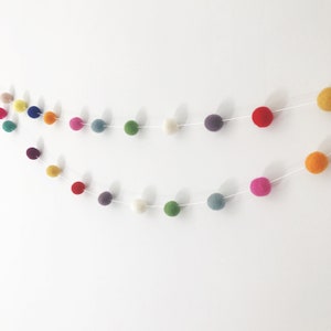Guirnalda de bolas de fieltro multicolor, guirnalda de pompones, decoración de guardería, decoración de guardería, nuevo regalo para bebés imagen 2