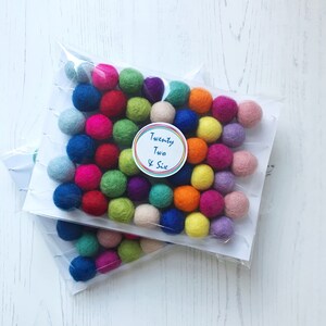 Multi-coloured felt ball garland, pom pom garland, nursery decoration, nursery decor, new baby gift imagem 9