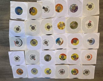 Lotto di 30 dischi in vinile giamaicani di reggae e dancehall, 45 giri, 7 pollici, nuovi, intatti e mai ascoltati.