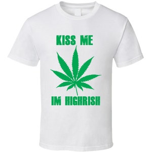 Könnte beinhalten: Weißes T-Shirt mit grünem Text, der "Kiss Me I'm Highrish" lautet, und einer grünen Marihuana-Blattgrafik.