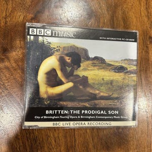 Op de afbeelding: Een BBC Music cd-hoesje met de opera "Britten: The Prodigal Son". De cover toont een figuur in een landschap. De tekst "BBC LIVE OPERA RECORDING" is zichtbaar.