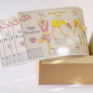 以下が含まれることがあります： ヨガのポーズをイラストで描いたヨガポスター4枚セット。ポスターは薄い青色の縁取りのある白い紙に印刷されており、「Yoga Practice」という文字と「ॐ」のシンボルが描かれています。ポスターは茶色の段ボール箱に入っています。