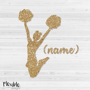 Puede incluir: Silueta dorada con purpurina de una animadora en pose de salto, sosteniendo pompones por encima de la cabeza. La palabra "(name)" está escrita en cursiva. El logotipo "Flexible designs" está en la esquina inferior izquierda.