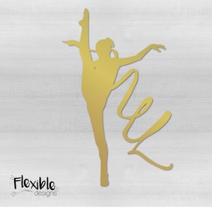 Op de afbeelding: Een goudkleurig silhouet van een ritmische gymnaste in een split, met een lint. Het woord "Love" is gestileerd in cursief schrift naast de gymnaste. De zin "Flexible designs" staat in de linker benedenhoek.