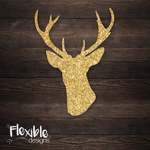 Pode incluir: Silhueta de cabeça de veado com glitter dourado sobre um fundo de grão de madeira castanho escuro. A cabeça do veado tem chifres detalhados e uma aparência texturizada e brilhante. As palavras "Flexible designs" estão no canto inferior esquerdo.