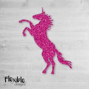 Puede incluir: Silueta de unicornio rosa brillante encabritado sobre sus patas traseras. El unicornio tiene un cuerno, una melena y una cola. Las palabras "Flexible designs" están en la esquina inferior izquierda.