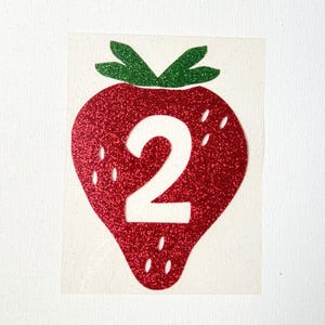 Fraise avec transfert thermocollant avec texte personnalisé |  Sticker avec âge, premier anniversaire de baies | Tenue de fête