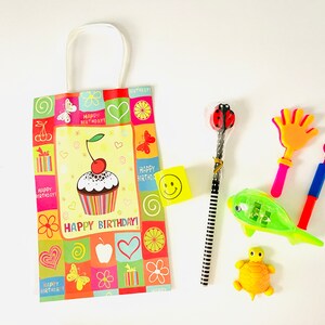 8x Pack Happy Birthday Goody Bags; Pre Made & Filled with Toys, Filled Goody Bag / Loot Bag; Smile Face Slide Fluitjes; slijper; Gum