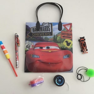 8 x Pack auto&#39;s zoetigheidzakken, Pre gemaakt & gevuld met speelgoed, lekkernij, gevuld zoetigheidzak / buit op zak, potlood; Gum; Opmerking boek; schijf shooter