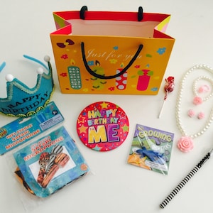 8 x Pack Kids Birthday zoetigheidzakken; Pre gemaakt & gevuld met speelgoed, gevulde zoetigheidzak / buit op zak
