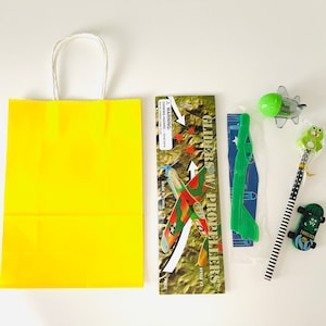 8x Pack Boy Happy Birthday Goody Bags; Pre Made & Filled with Toys, Filled Goody Bag / Loot Bag; Zweefvliegtuigen; slijper; Gum