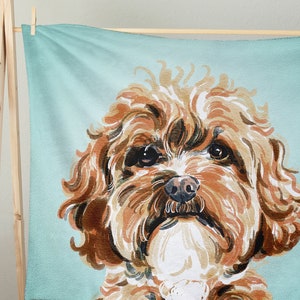 K&ouml;nnte beinhalten: Ein Gem&auml;lde eines braunen und wei&szlig;en Hundes mit lockigem Fell. Der Hund schaut mit einem ernsten Ausdruck in die Kamera. Der Hintergrund ist hellblau.