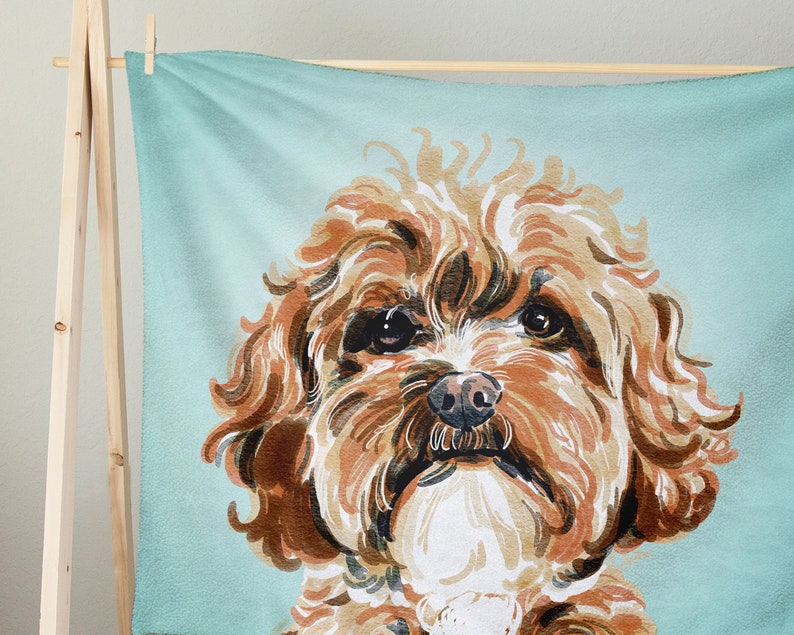 K&ouml;nnte beinhalten: Ein Gem&auml;lde eines braunen und wei&szlig;en Hundes mit lockigem Fell. Der Hund schaut mit einem ernsten Ausdruck in die Kamera. Der Hintergrund ist hellblau.