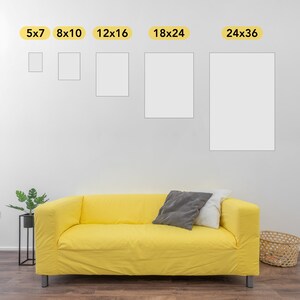 K&ouml;nnte beinhalten: Eine wei&szlig;e Wand mit sechs rechteckigen Rahmen in verschiedenen Gr&ouml;&szlig;en, die mit ihren Ma&szlig;en in Zoll beschriftet sind. Die Rahmen sind in einer Reihe vom kleinsten zum gr&ouml;&szlig;ten angeordnet. Ein gelbes Sofa mit einem grauen und wei&szlig;en Kissen steht vor der Wand.