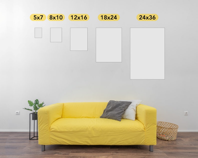 K&ouml;nnte beinhalten: Eine wei&szlig;e Wand mit sechs rechteckigen Rahmen in verschiedenen Gr&ouml;&szlig;en, die mit ihren Ma&szlig;en in Zoll beschriftet sind. Die Rahmen sind in einer Reihe vom kleinsten zum gr&ouml;&szlig;ten angeordnet. Ein gelbes Sofa mit einem grauen und wei&szlig;en Kissen steht vor der Wand.