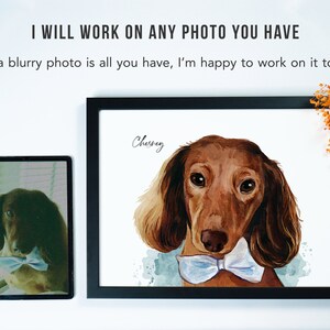 Puede incluir: Una pintura de acuarela de un dachshund marr&oacute;n con una pajarita azul. El nombre del perro, "Chesney", est&aacute; escrito en cursiva sobre el perro.