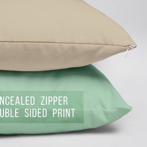 Puede incluir: Dos fundas de coj&iacute;n, una beige y otra verde claro, con cremallera oculta e impresi&oacute;n a doble cara.